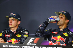 Racewinnaar Daniel Ricciardo, Red Bull Racing (rechts) in de FIA persconferentie met teamgenoot Max