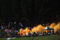 Max Verstappen, Red Bull Racing RB12 fans set off flares