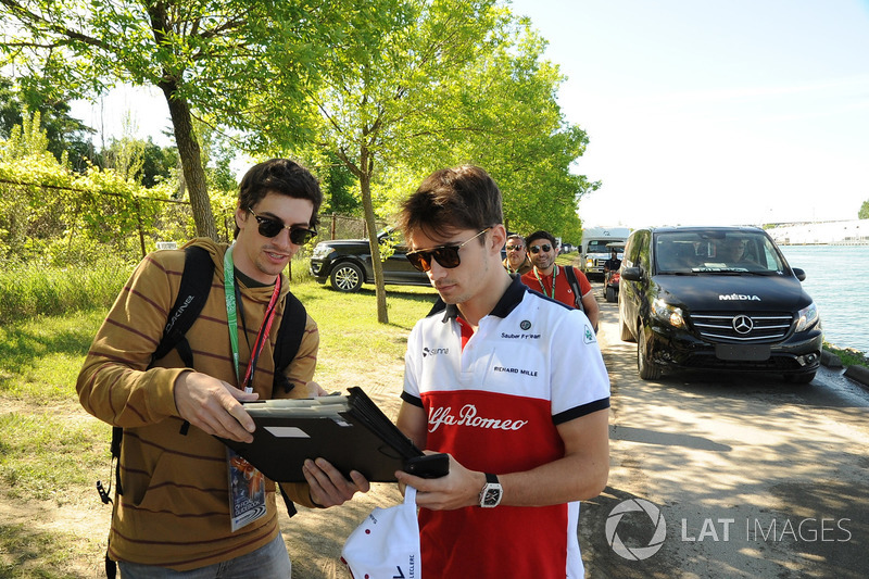 Charles Leclerc, Sauber signs autographs for the fans