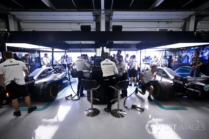 The engineers at work in the Mercedes garage