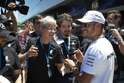 Lewis Hamilton, Mercedes AMG F1, y algunos invitados de Mercedes
