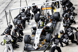 Sergio Perez, Force India F1 VJM09 pitstop