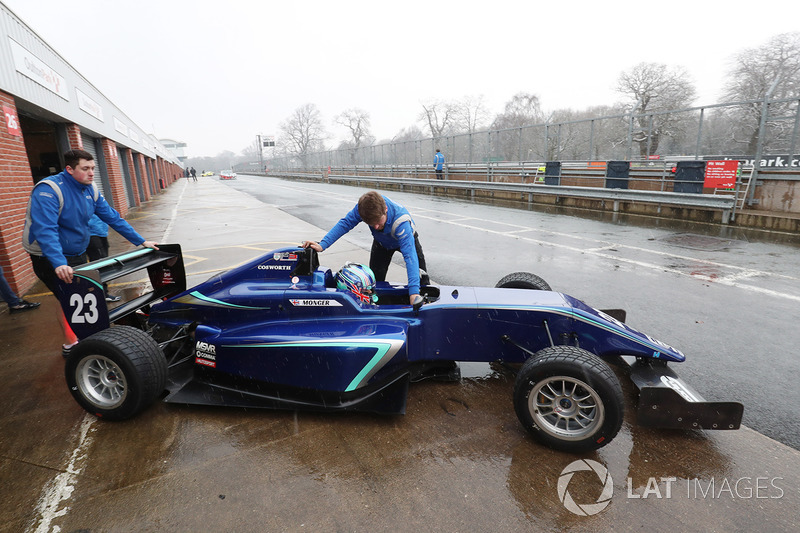 Billy Monger fa il suo ritorno in una monoposto testando una Carlin MSV Formula 3