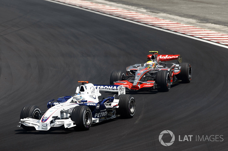 Nick Heidfeld, BMW Sauber F1.07 y Lewis Hamilton, McLaren MP4-22