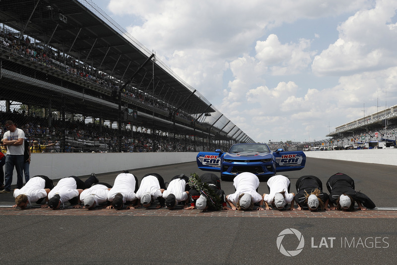 Команда Team Penske Chevrolet целует кирпичную кладку
