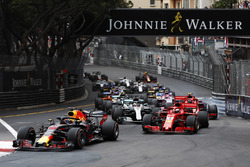 Daniel Ricciardo, Red Bull Racing RB14, leads Sebastian Vettel, Ferrari SF71H, Lewis Hamilton, Mercedes AMG F1 W09, Kimi Raikkonen, Ferrari SF71H and Valtteri Bottas, Mercedes AMG F1 W09 at the start