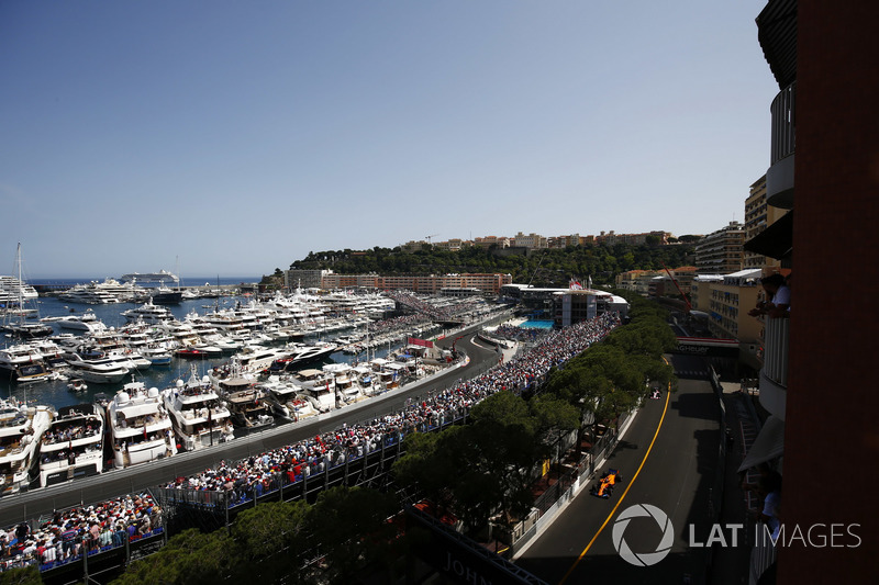 Fernando Alonso, McLaren MCL33, devant Sergio Perez, Force India VJM11
