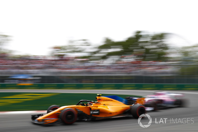 Stoffel Vandoorne, McLaren MCL33, leads a Force India
