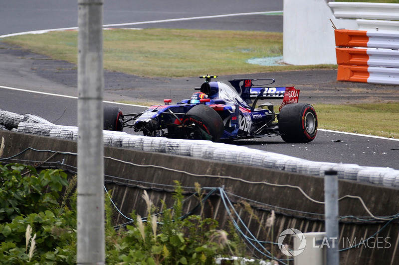 Carlos Sainz Jr., Scuderia Toro Rosso STR12 crashes