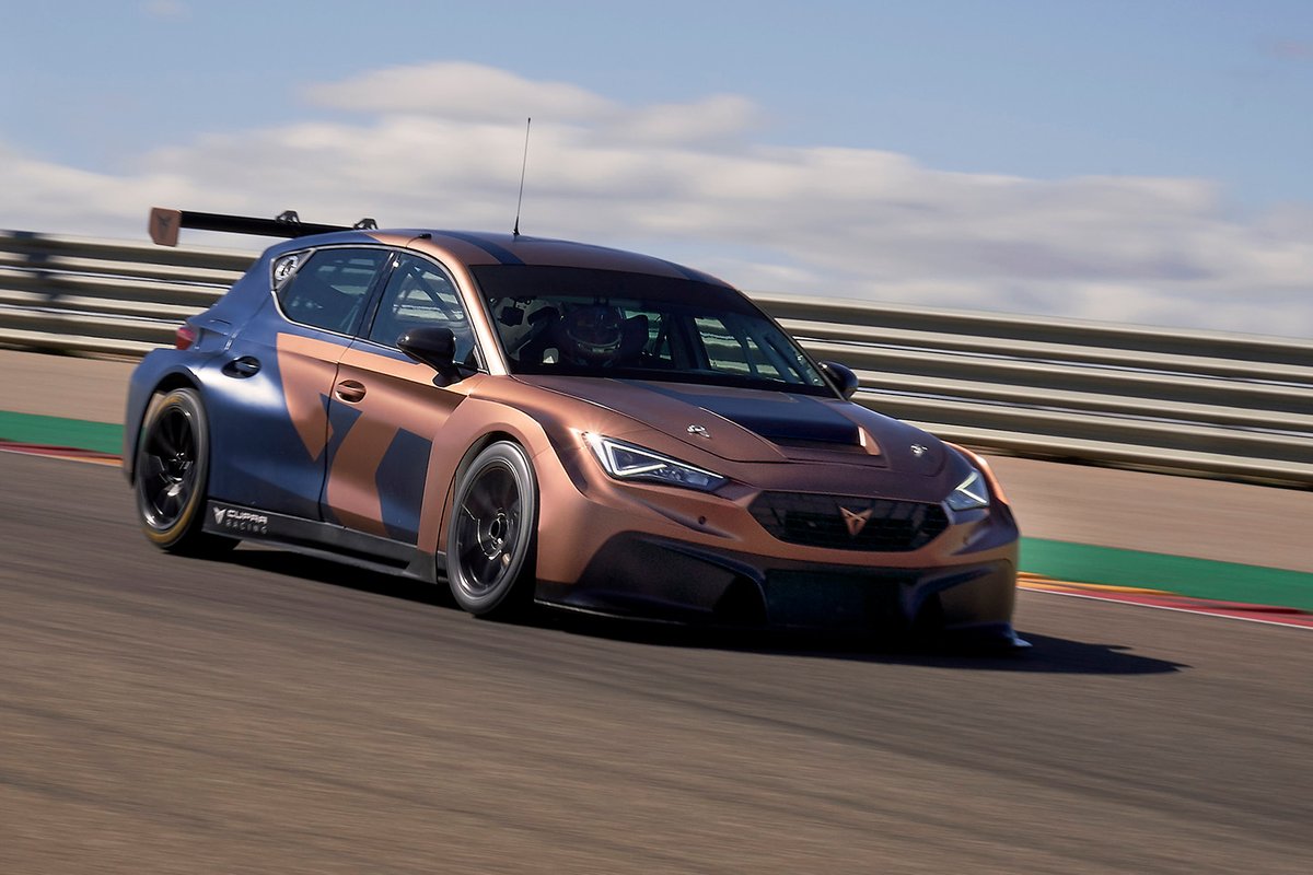 Жене за рулем Cupra Leon для турнира WTCR