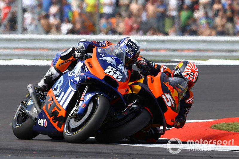 Sturz: Johann Zarco, Red Bull KTM Factory Racing, Miguel Oliveira, Red Bull KTM Tech 3