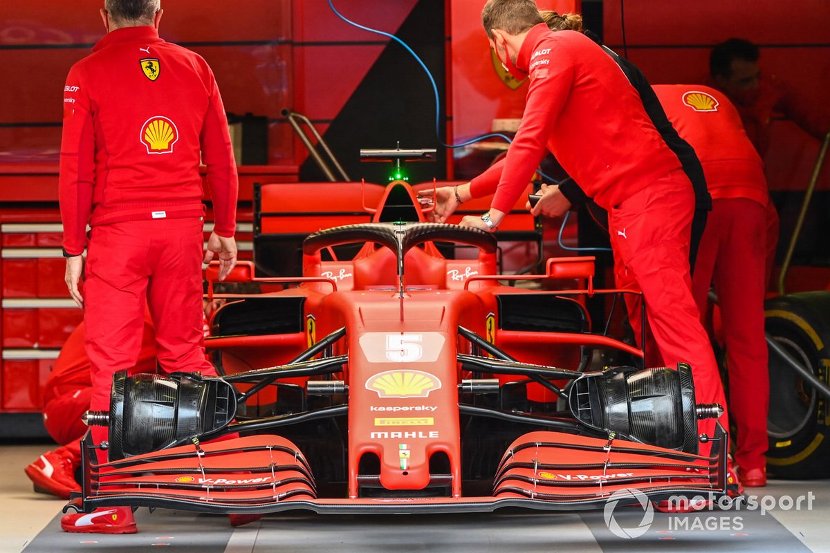 Ferrari mechanics with Sebastian Vettel, Ferrari SF1000
