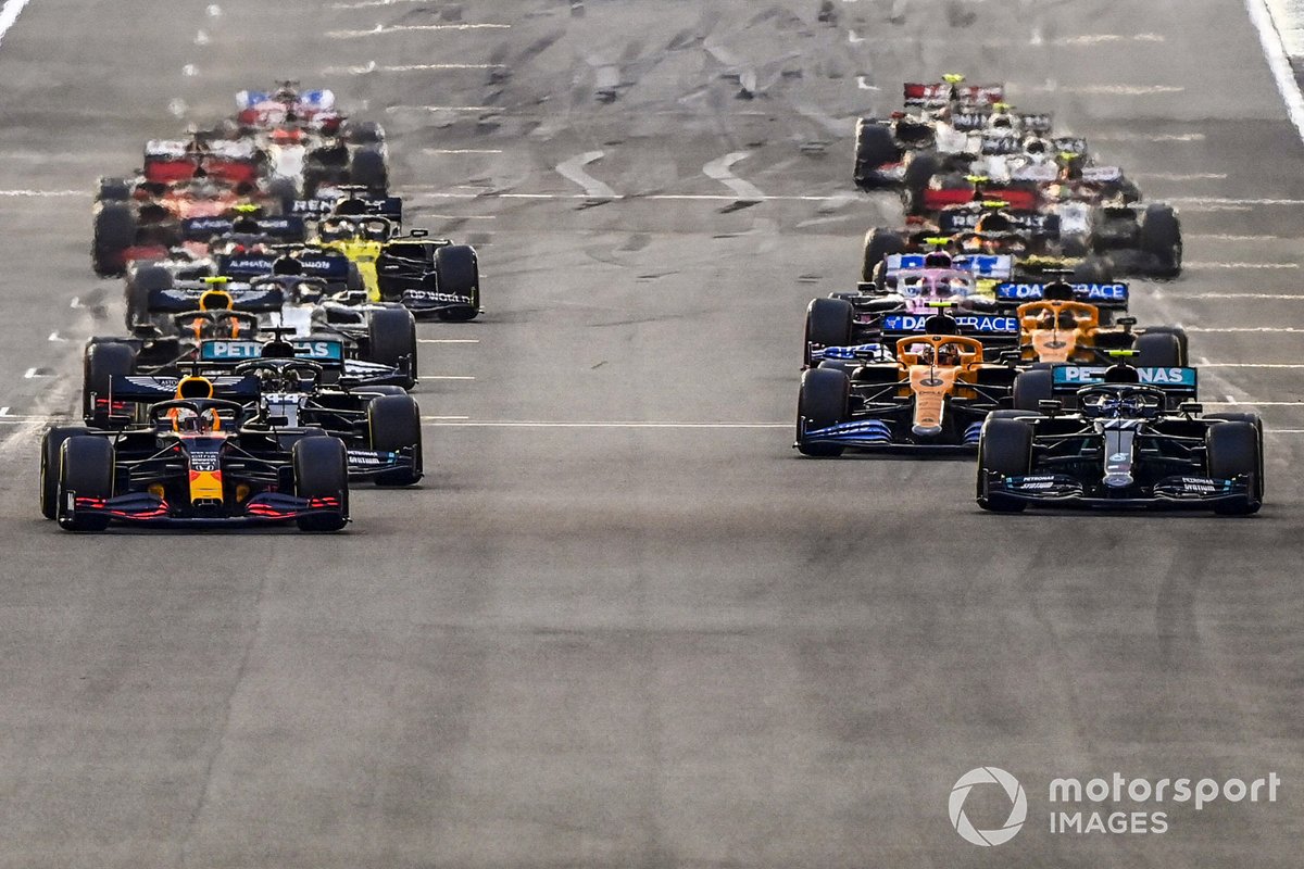 Макс Ферстаппен, Red Bull Racing RB16, Валттери Боттас, Mercedes F1 W11, Льюис Хэмилтон, Mercedes F1 W11, и остальные пилоты на старте