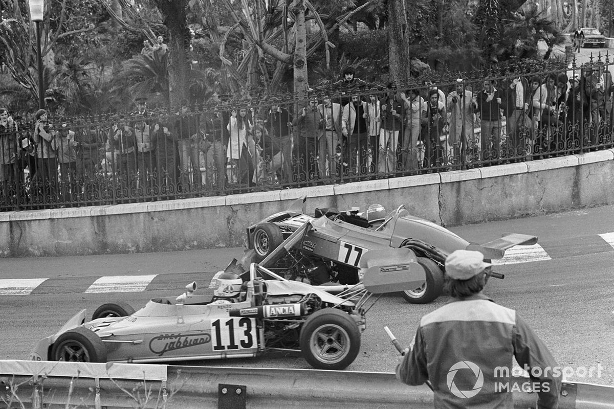 Tony Brise in his Modus F3 tangles with Alex Ribeiro
