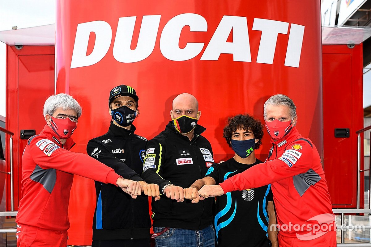 Kiri-kanan: Luigi Dall'Igna selaku Ducati General Manager, Luca Marini, Raul Romero, Enea Bastianini (Esponsorama Racing Team), dan Paolo Ciabatti sebagai Ducati Sporting Director.