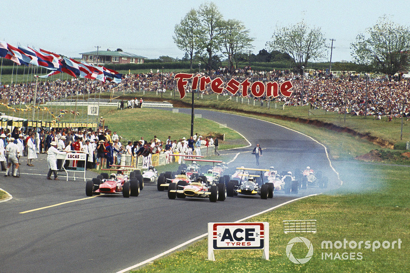 Wat in de Formule 1 nog steeds niet is gelukt, doet Chris Amon in de Australisch/Nieuw-Zeelandse tegenhanger van de Formule 1 wel. Namelijk het winnen van races. In de winter van 1968 op 1969 wordt Chris Amon, met vier zeges, Tasman kampioen.