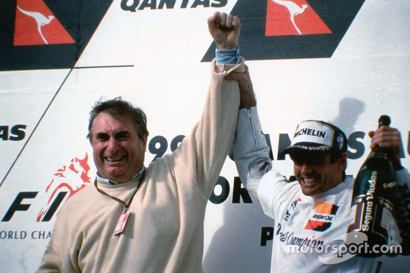 Mick Doohan met Dr. Costa op het podium tijdens de GP van Australië 1998