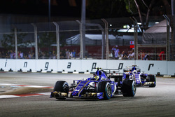 Pascal Wehrlein, Sauber C36-Ferrari ve Marcus Ericsson, Sauber C36