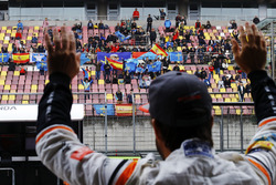 Fernando Alonso, McLaren, grüßt die Fans auf der Tribüne