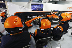 McLaren-Mechaniker in der Box mit dem Auto von Stoffel Vandoorne, McLaren MCL32
