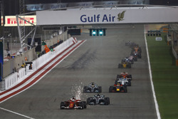 Sebastian Vettel, Ferrari SF70H; Valtteri Bottas, Mercedes AMG F1 W08; Lewis Hamilton, Mercedes AMG