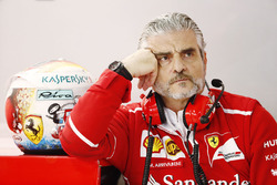 Maurizio Arrivabene, Team Principal, Ferrari con il casco di Sebastian Vettel