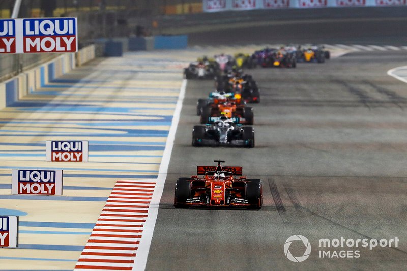 Sebastian Vettel, Ferrari SF90, menant dans le premier tour, et suivi par Valtteri Bottas, Mercedes AMG W10