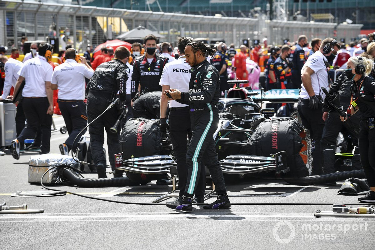 Lewis Hamilton, Mercedes-AMG F1, di grid Sirkuit Silverstone.