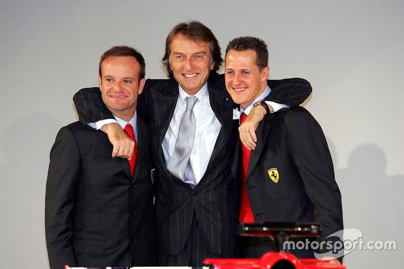 Президент Ferrari Лука ди Монтедземоло с гонщиками команды Рубенсом Баррикелло и Михаэлем Шумахером на презентации машины F2005