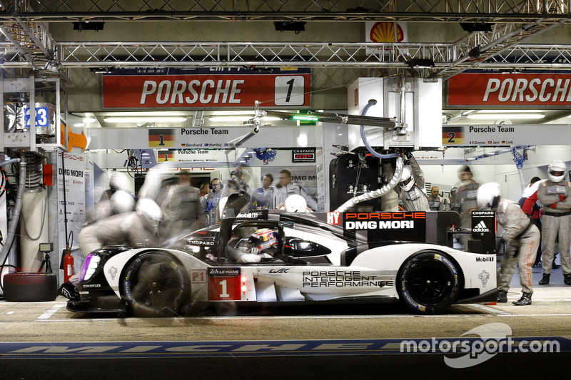 #1: Der Porsche beim Service