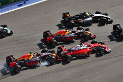 Daniil Kvyat, Red Bull Racing RB12 crashes into Sebastian Vettel, Ferrari SF16-H at the start