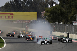 Lewis Hamilton, Mercedes AMG F1 W07 Hybrid blokkeert tijdens het aanremmen voor de eerste bocht, voo