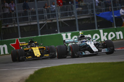 Валттери Боттас, Mercedes AMG F1 W09, и Карлос Сайнс, Renault Sport F1 Team RS18