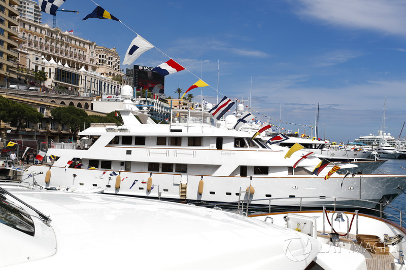 Yacht e barche nel porto