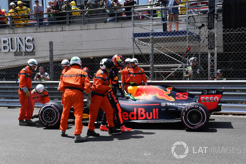 La monoposto di Max Verstappen, Red Bull Racing RB14, dopo l'incidente