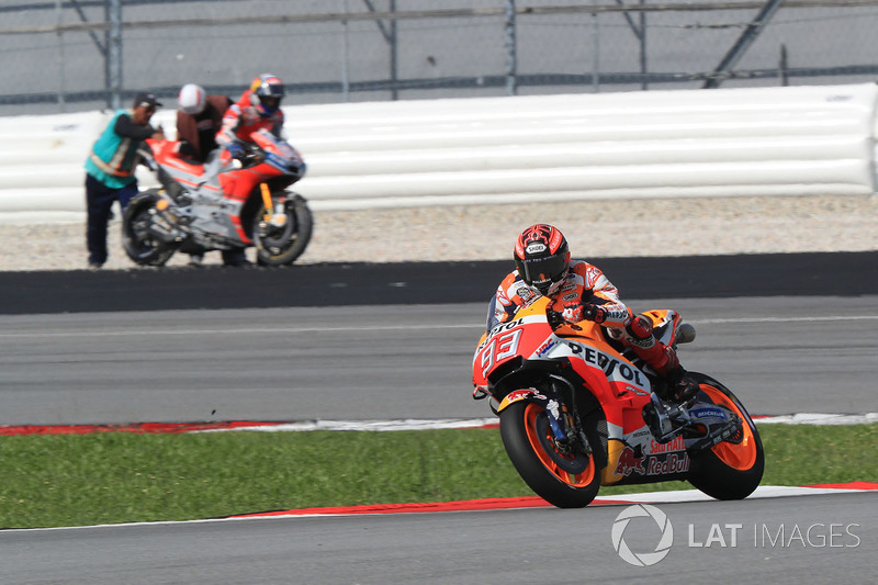 Марк Маркес, Repsol Honda Team, Андреа Довіціозо, Ducati Team, після аварії на задньому плані
