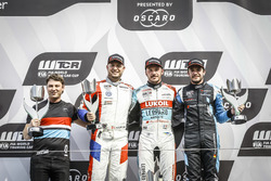 Podio: il vincitore della gara Tom Coronel, Boutsen Ginion Racing Honda Civic Type R TCR, il secondo classificato Rob Huff, Sébastien Loeb Racing Volkswagen Golf GTI TCR, il terzo classificato Frédéric Vervisch, Audi Sport Team Comtoyou Audi RS 3 LMS