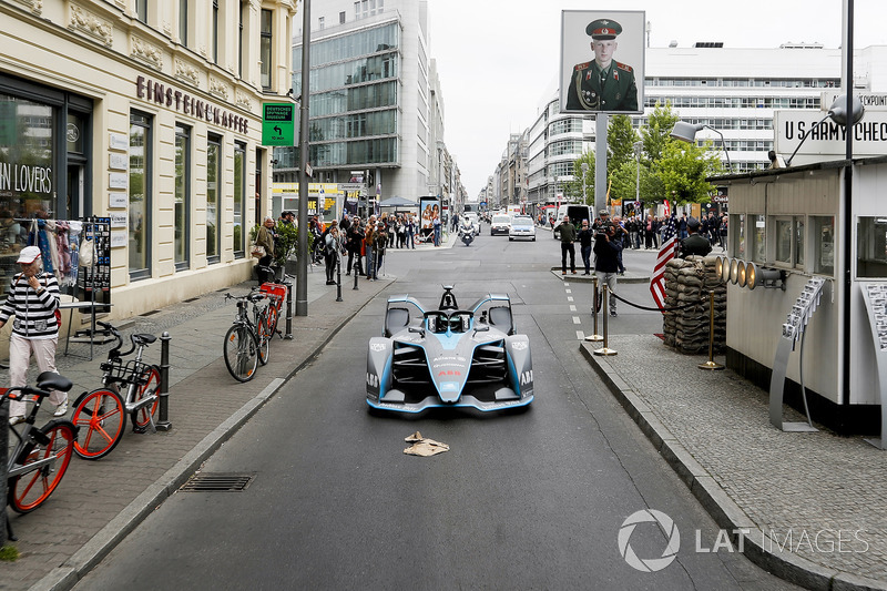 Formula 1 World Champion Nico Rosberg, Gen2 Formula E aracını Berlin sokaklarında sürüyor