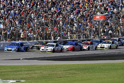Kyle Larson, Chip Ganassi Racing Chevrolet, Kevin Harvick, Stewart-Haas Racing Ford, Joey Logano, Te