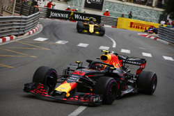 Max Verstappen, Red Bull Racing RB14, delante de Carlos Sainz Jr., Renault Sport F1 Team R.S. 18