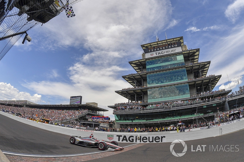 Pemenang Indy500 2018, Will Power, Team Penske Chevrolet, melintasi garis finis