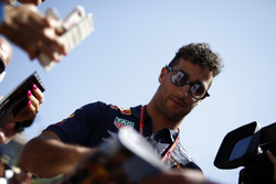Daniel Ricciardo, Red Bull Racing taraftarlara imza dağıtıyor