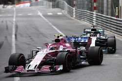 Esteban Ocon, Force India VJM11, precede Lewis Hamilton, Mercedes AMG F1 W09