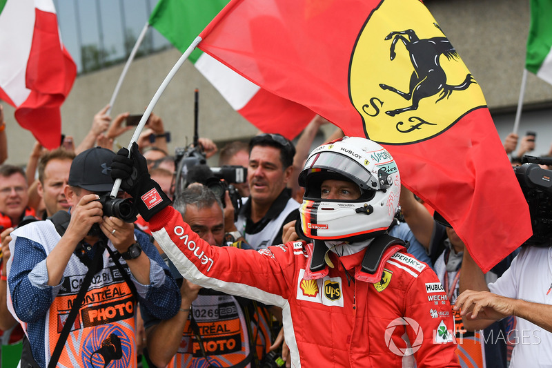 Il vincitore della gara Sebastian Vettel, Ferrari, festeggia nel parco chiuso