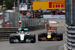 Льюіс Хемілтон, Mercedes AMG F1 W07 Hybrid, Даніель Ріккардо, Red Bull Racing RB12, битва за позицію