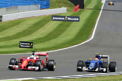 Sebastian Vettel, Ferrari SF16-H en Felipe Nasr Sauber C35