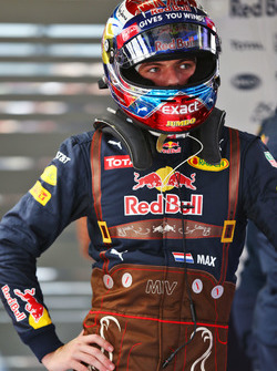 Max Verstappen, Red Bull Racing in racepak met Lederhosen