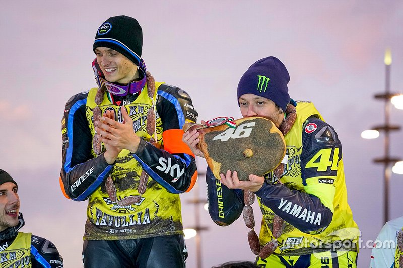 Valentino Rossi (kanan) dan Luca Marini saat naik podium ajang 100 km dei Campioni di Ranch VR46.