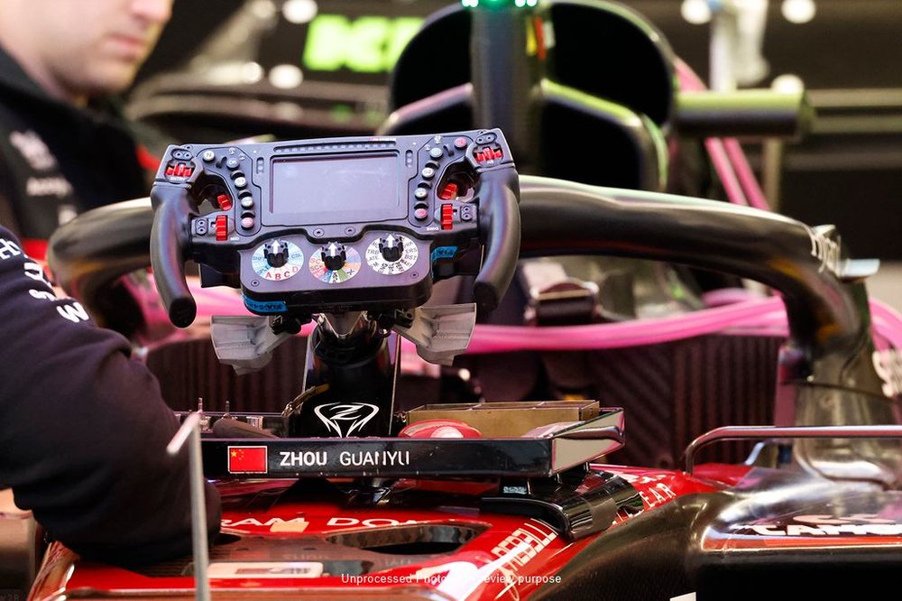 Alfa Romeo Racing C43 detalle del volante