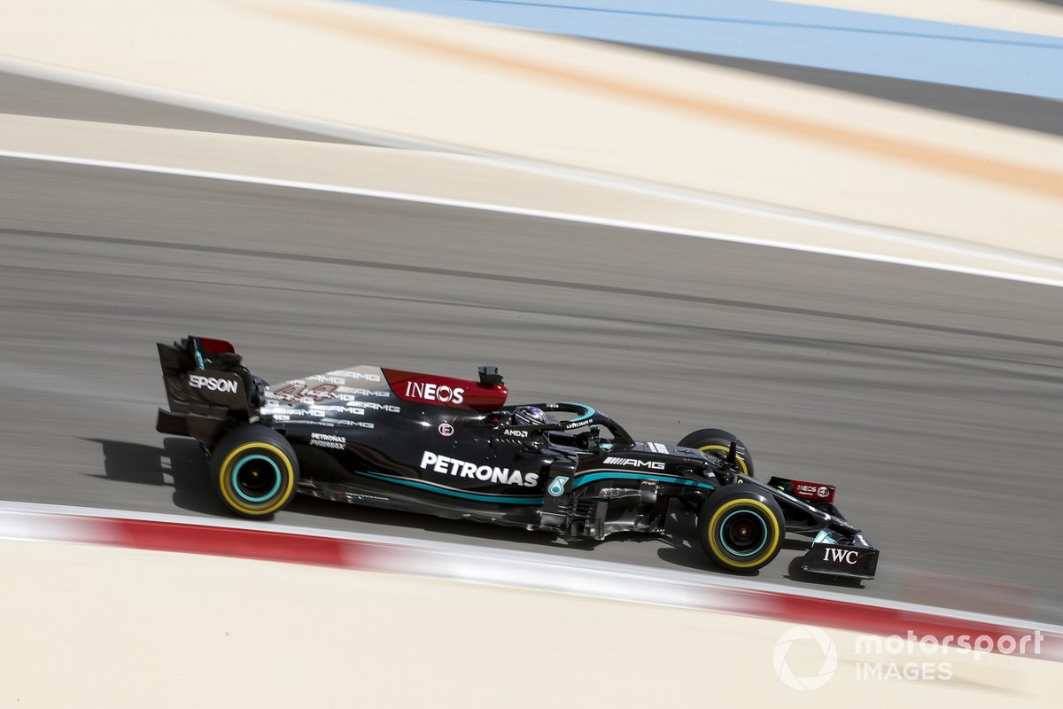 Pembalap Mercedes, Lewis Hamilton, saat menjajal mobil W12 dalam tes pramusim F1 2021 di Bahrain.